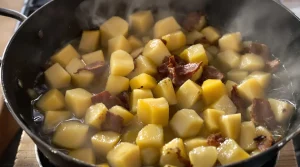 « Je la prépare en 10 minutes pour toute la famille » : ma poêlée poireaux-pommes-lardons ultra simple, rapide et gourmande